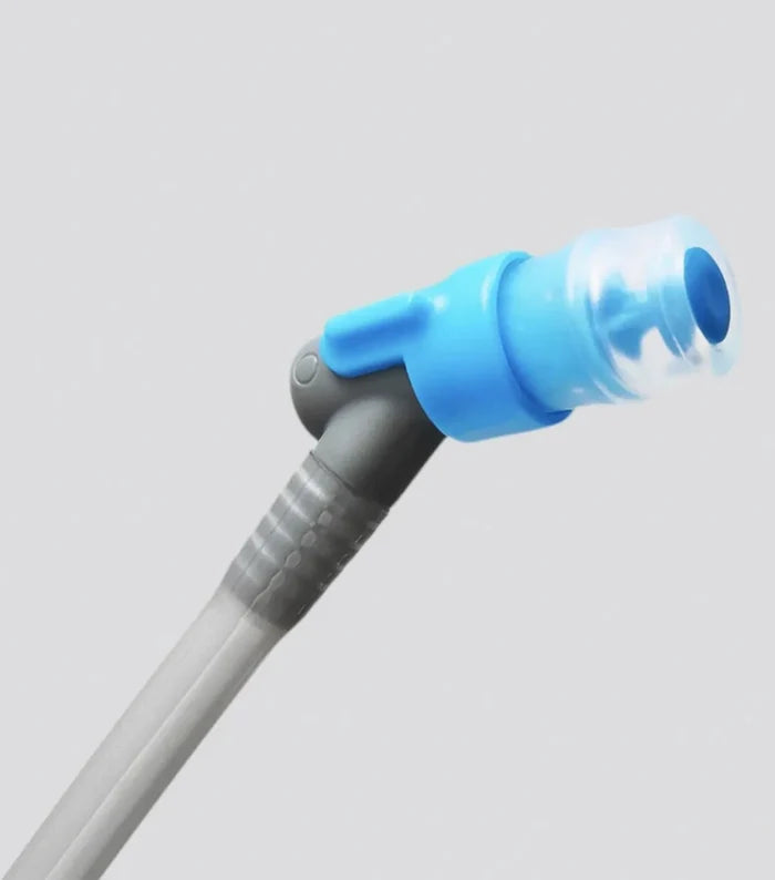 High-flow Blaster bite valve self seals after each sip and features a smooth twist on/off bar to prevent leaks when not in use