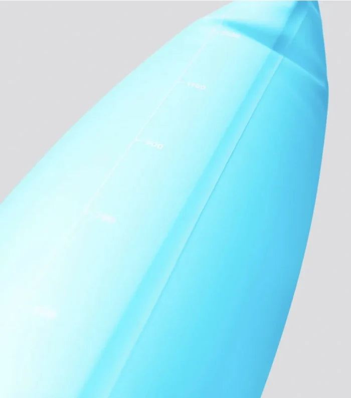 External capacity gauge allows you to track your hydration intake or measure out the contents