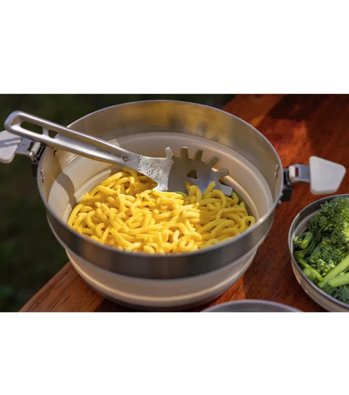 Compatible with induction stoves, radiant electric stoves and gas stoves for ultimate flexibility