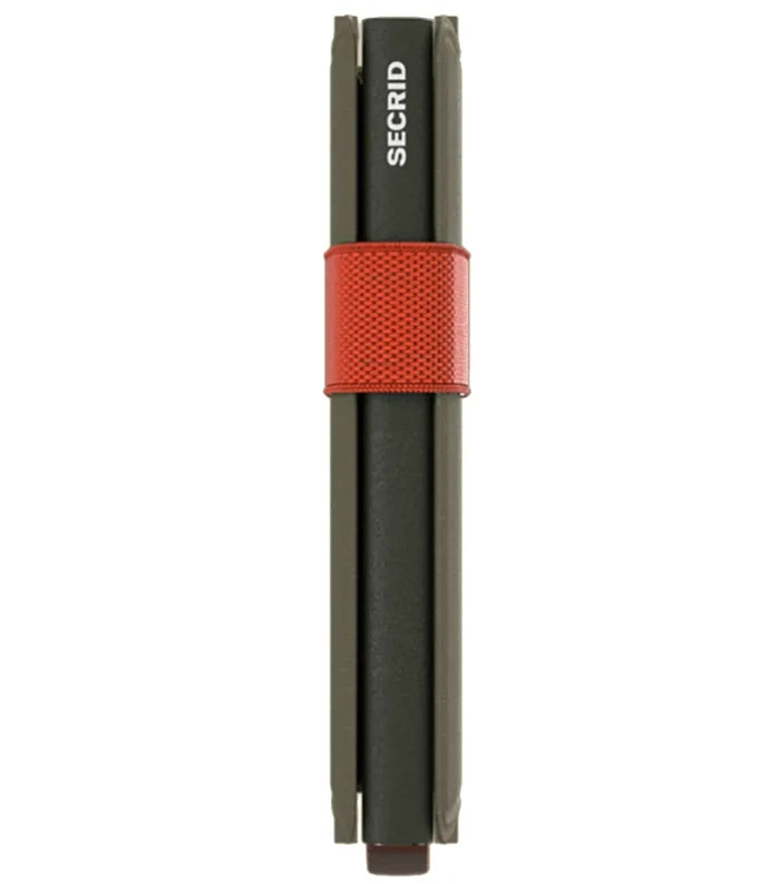 Compactly closed with a specially engineered elastic in contrasting colour