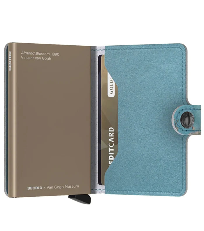 Features press stud closure