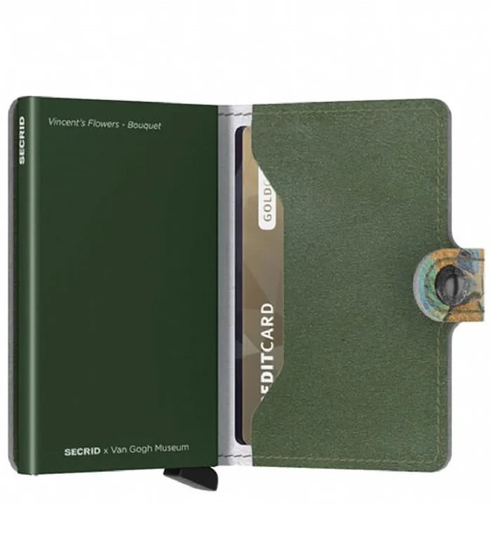 Features press stud closure