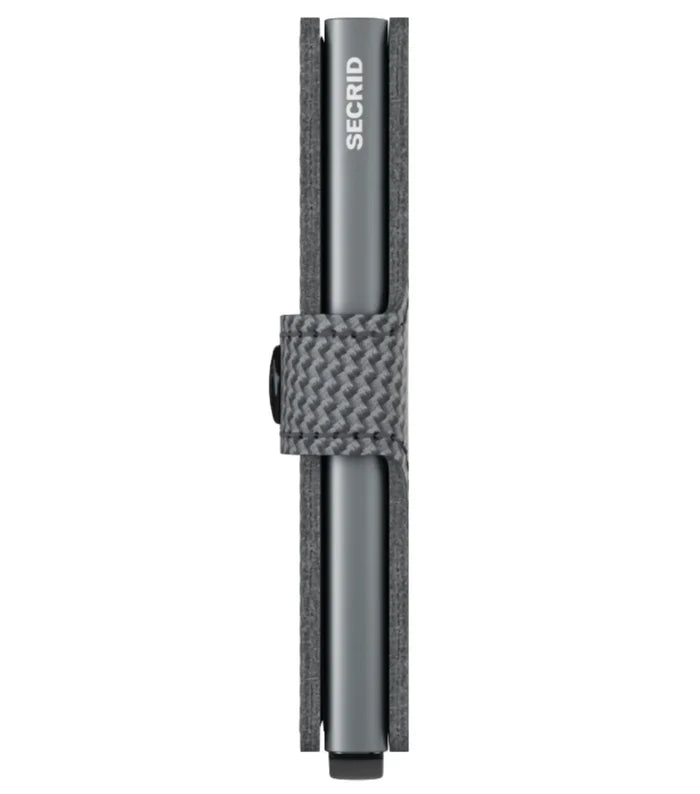 Features press stud closure