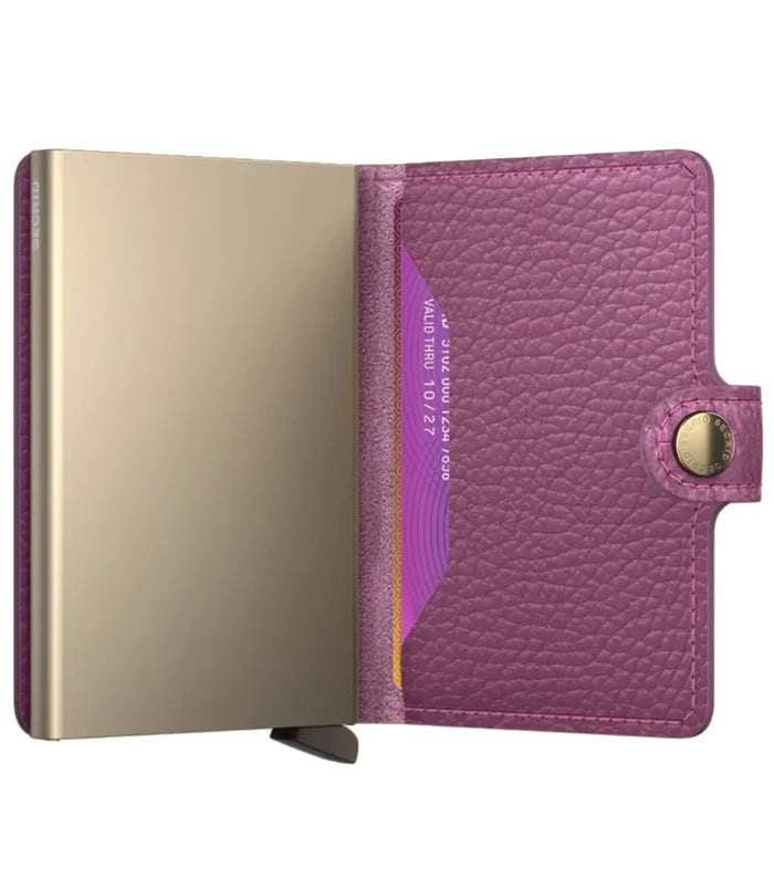 Features press stud closure